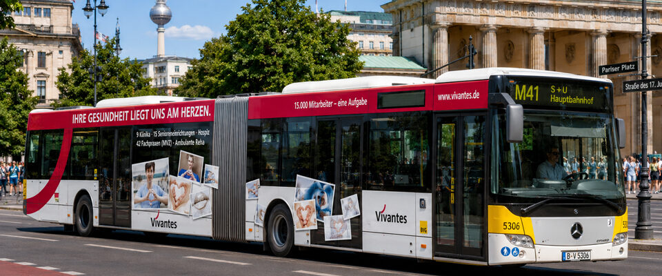 Blick auf Bus in Berlin Mitte, mit Werbung von Vivantes, Netzwerk für Gesundheit