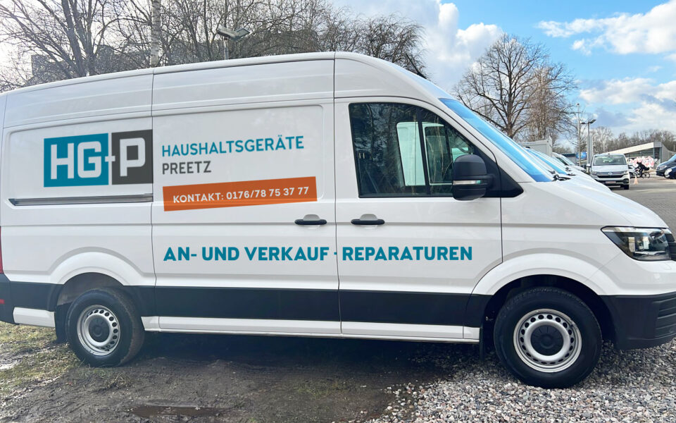 Transporter mit Beschriftung Kontaktdaten HGP